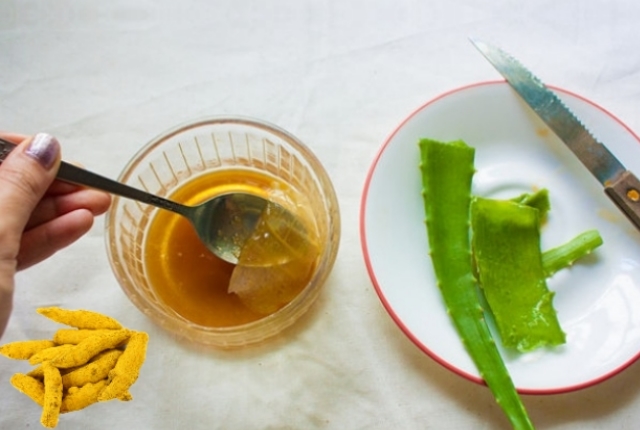 Aloe Vera Turmeric And Honey Mask For Oily Skin Aloe Vera Turmeric And Honey Mask For Oily Skin