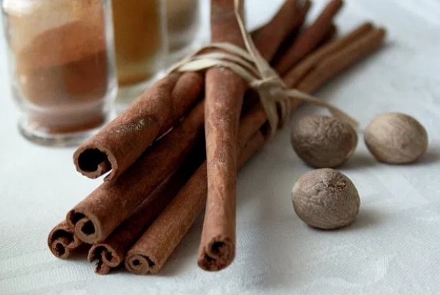 Cinnamon And Nutmeg Anti-Aging Face Pack